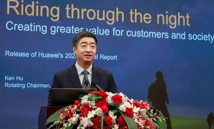 M. Ken Hu, président en exercice de Huawei lors la conférence de presse sur la publication du rapport annuel 2020 du groupe