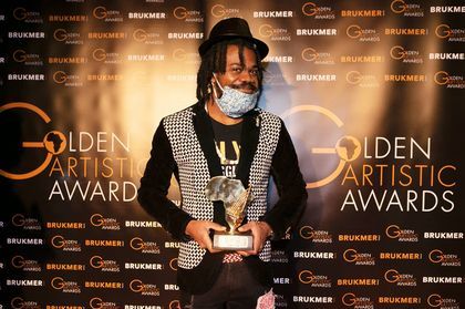 L'artiste performeur Camerounais Zora Snake lors du Golden Artistic Awards en 2020