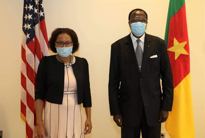 Le Pr Jean-Claude SHANDA TONME et Son Excellence Madame La Chargée d’Affaires Ambassade des Etats-Unis d’Amérique à Yaoundé